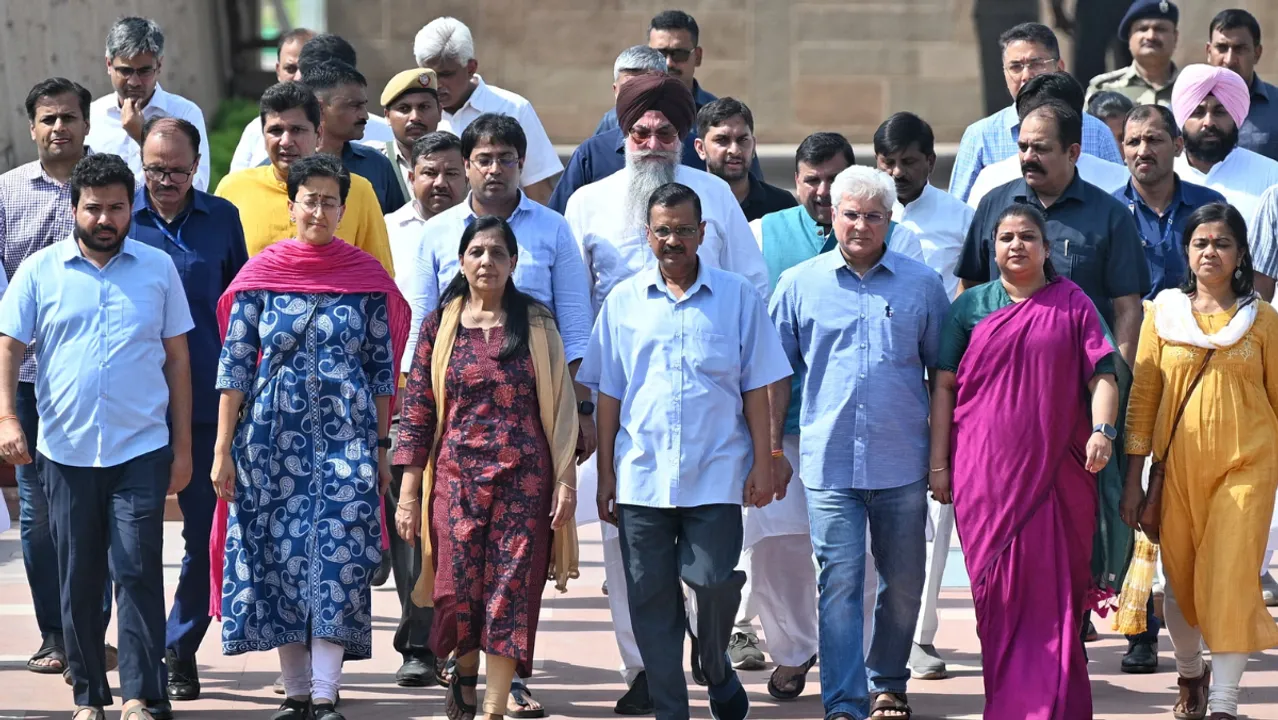  Delhi CM Arvind Kejriwal with his family members and party leaders leave Rajghat Photograph:(X) 