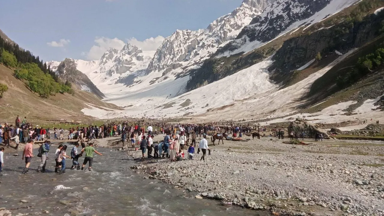  On Sunday, a part of the Thajwas glacier collapsed near Sonamarg in Jammu and Kashmir's Ganderbal district, leaving one person missing. While two tourists rescued, according to officials. Photograph:(X) 