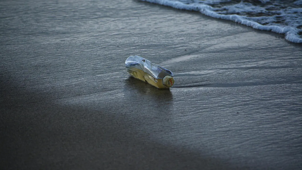  Four fishermen die after drinking unknown liquid from bottles found in sea Photograph:(Others) 