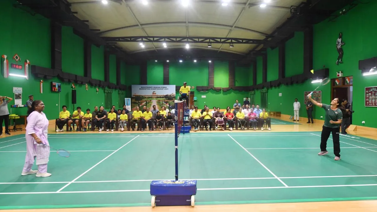  President Droupadi Murmu plays badminton with Olympic medalist Saina Nehwal. (Image credit: Twitter) Photograph:(X) 