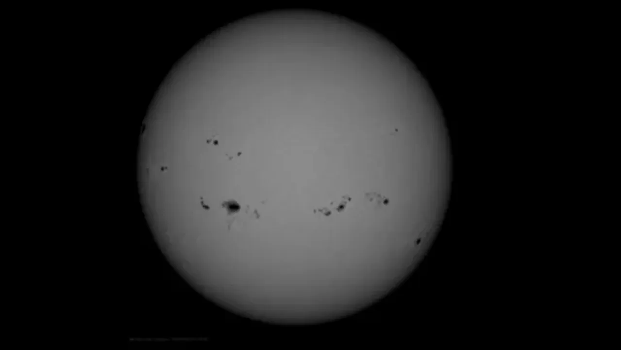 Sunspots observed by Space Weather Center in the US Photograph:(Others) 
