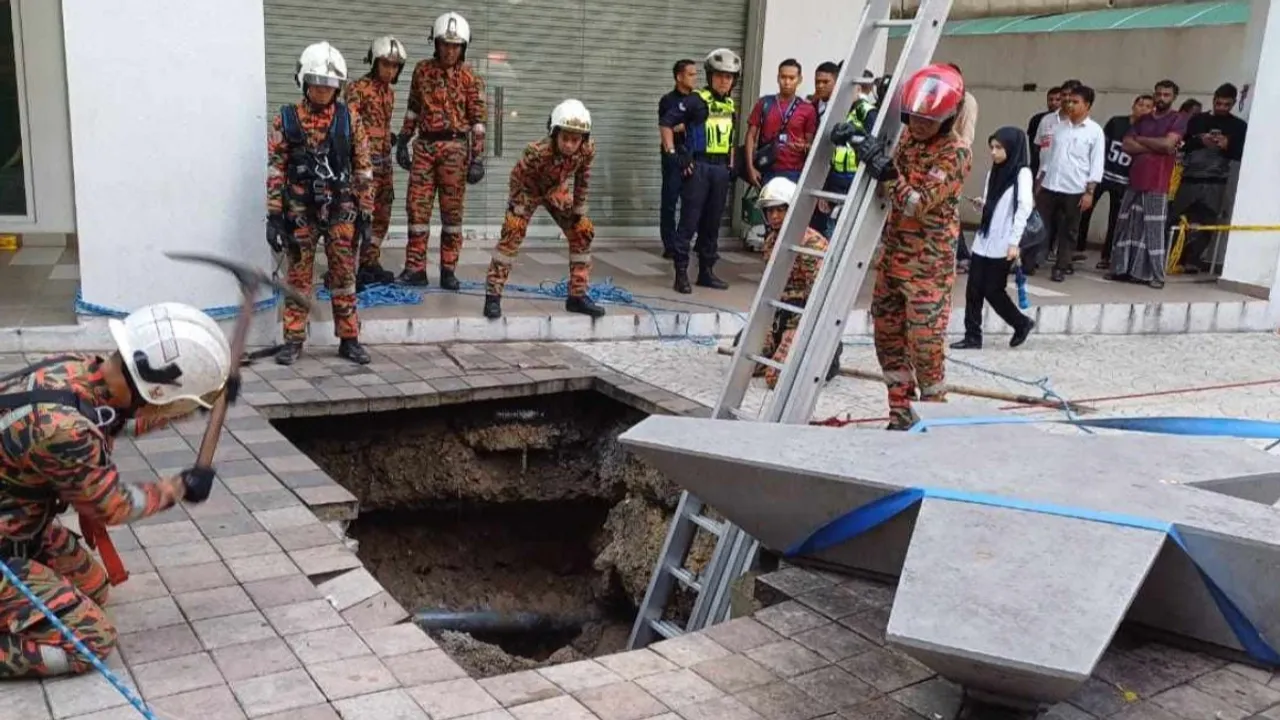  Malaysia sinkhole Photograph:(Others) 