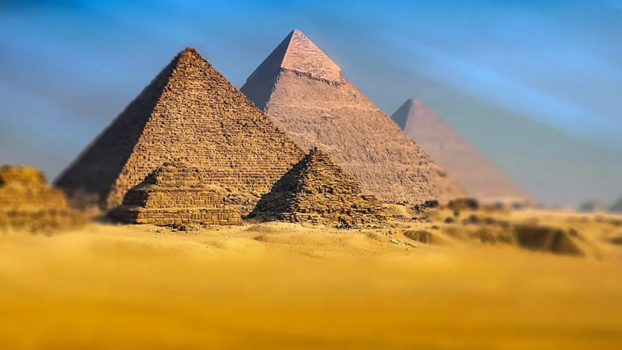  Pyramids Photograph:(Others) 