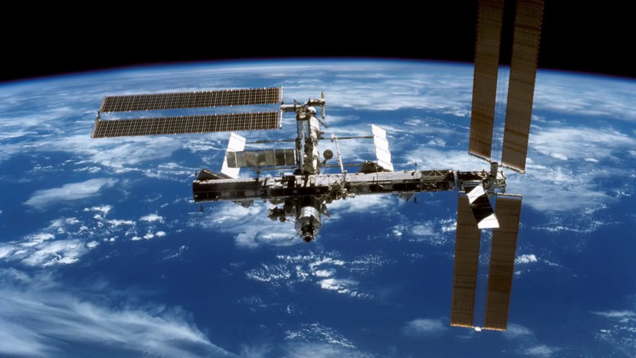  Image of International Space Station above Earth. Photograph:(Others) 