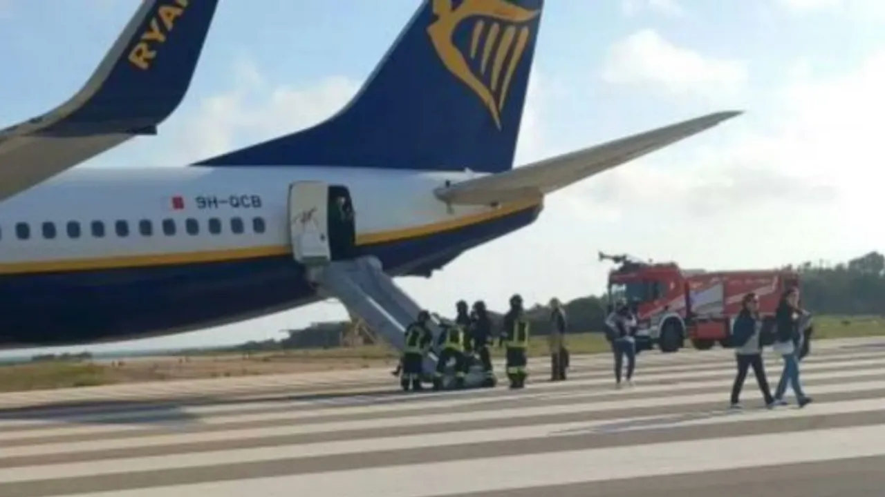  Image of passengers evacuating Ryanair plane after fire broke it. Photograph:(Others) 