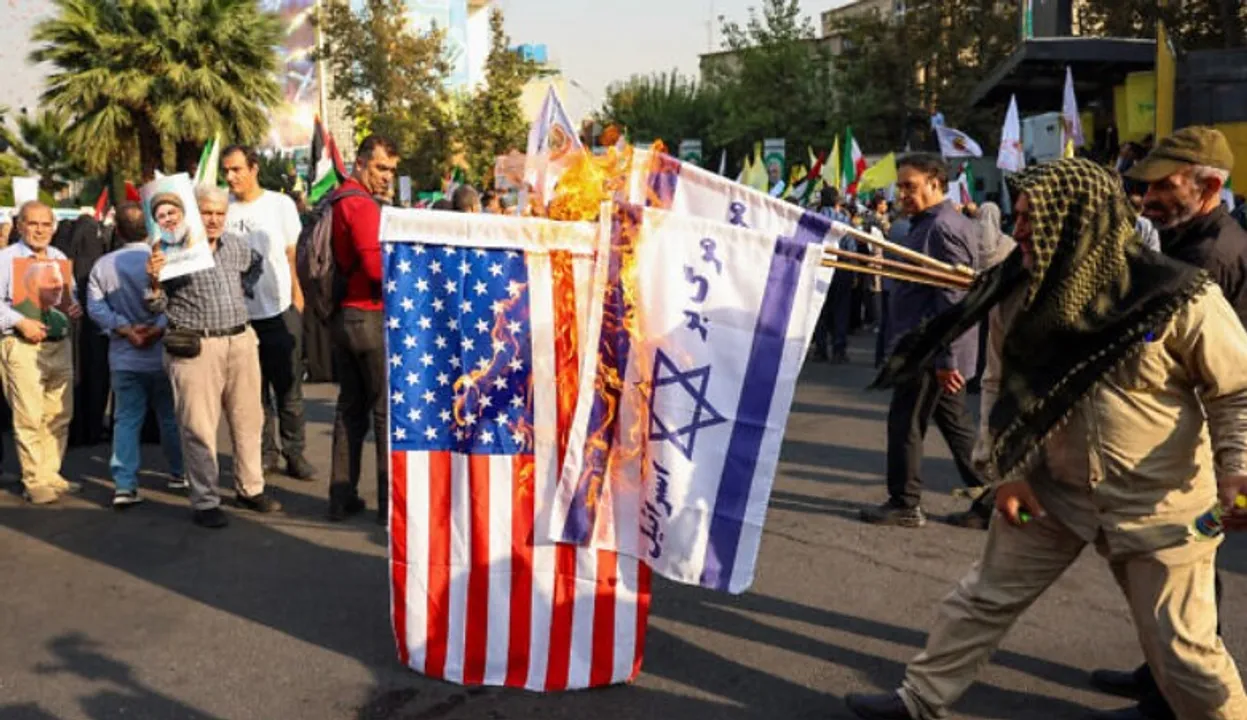  Iranians burn Israeli and US flags during an anti-Israel rally in Tehran, on October 8, 2024 Photograph:(AFP) 