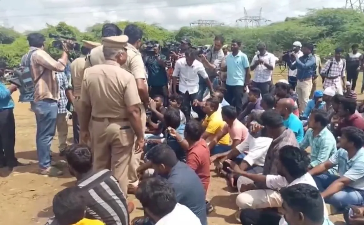  Thousands of Samsung workers intensify their protest in Kanchipuram Photograph:(PTI) 
