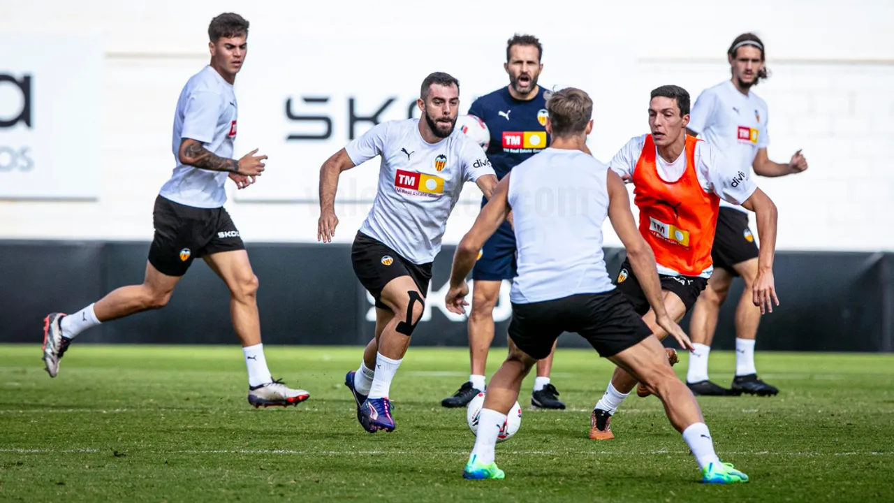  Valencia football players during practice (Source: @valenciacf_en) Photograph:(X) 