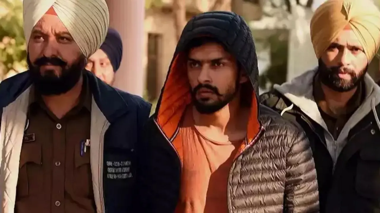  File photo of Lawrence Bishnoi (centre). Photograph:(Agencies) 