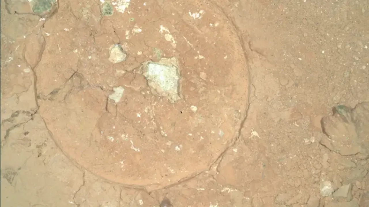  Green patch on Mars Photograph:(Others) 