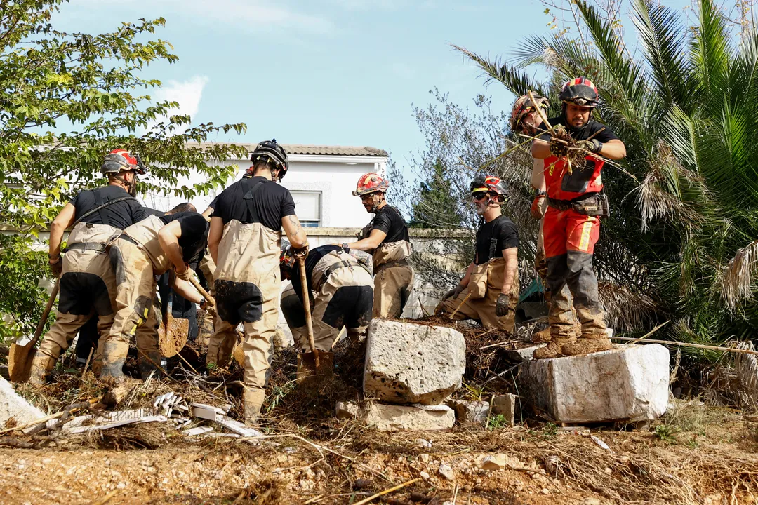  Search and rescue team members look for bodies, following heavy rains that caused floods, in Chiva, Spain, November 2, 2024. Photograph:(Reuters) 