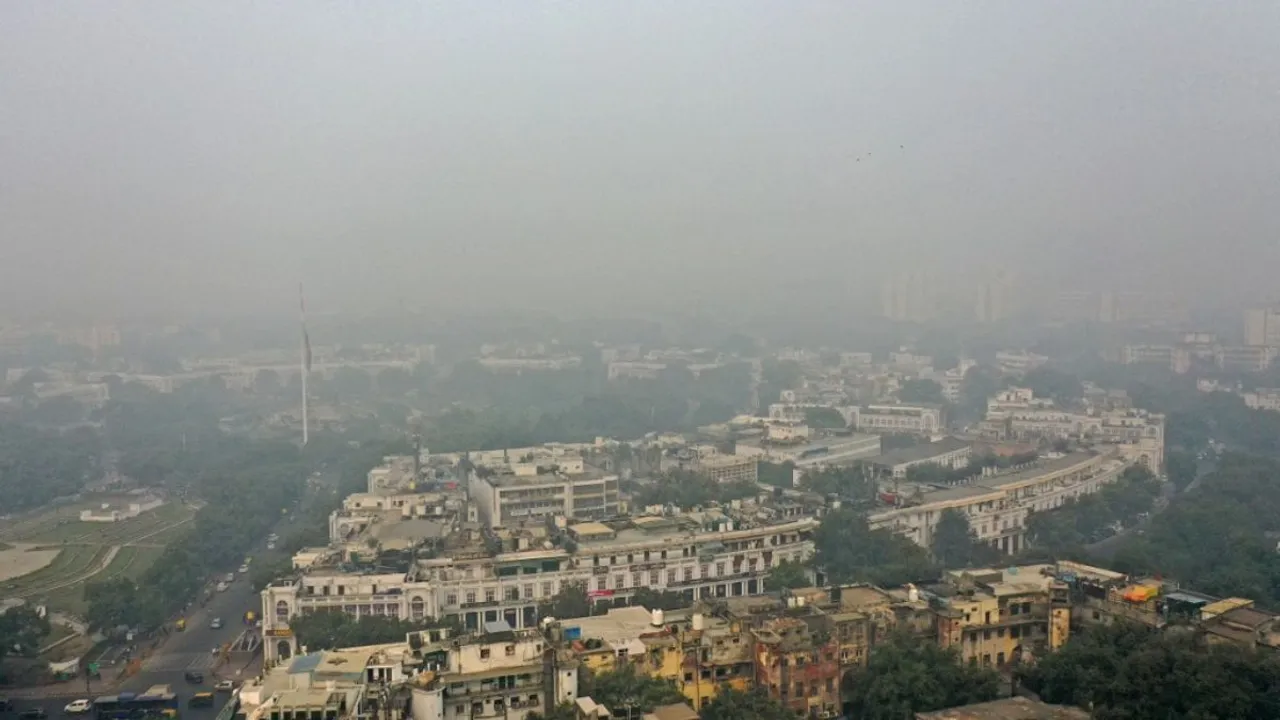 To tackle the crisis in Delhi, Stage III of the Graded Response Action Plan (GRAP) has been implemented, triggering a series of emergency measures. Photograph:(AFP) 