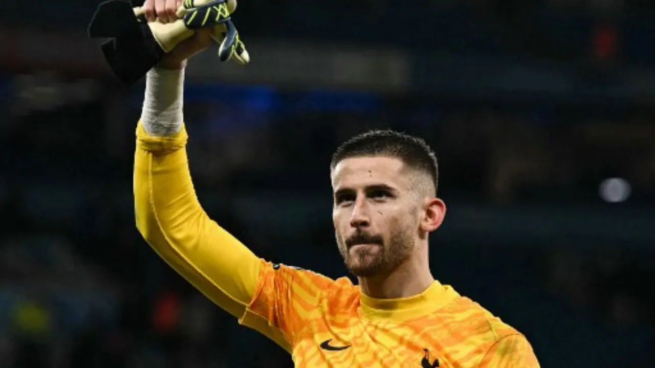  Tottenham goalkeeper Guglielmo Vicario has ankle surgery after limping off in Man City win Photograph:(AFP) 