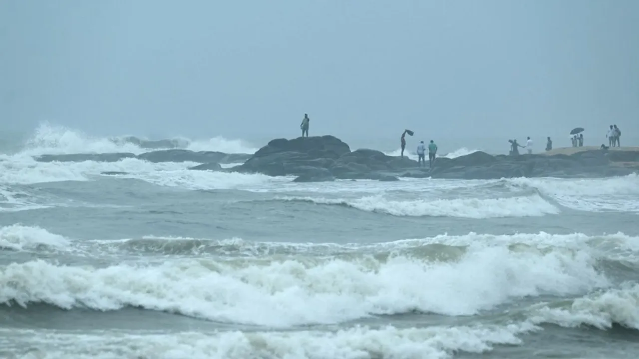  Cyclone Fengal Photograph:(AFP) 