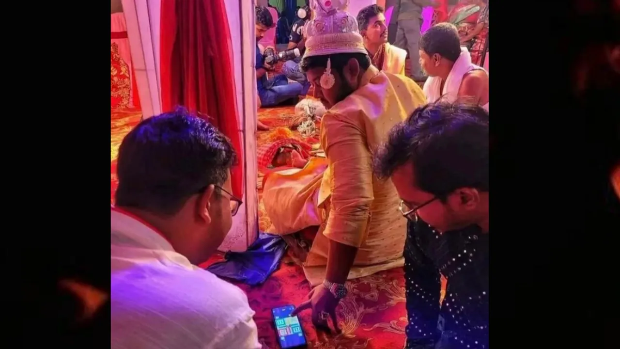  Groom goes viral for playing ludo on his phone during wedding Photograph:(X) 