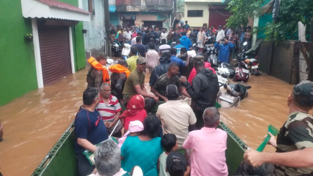  Cyclone Fengal: Indian Army carries out rescue operations in Puducherry Photograph:(X) 