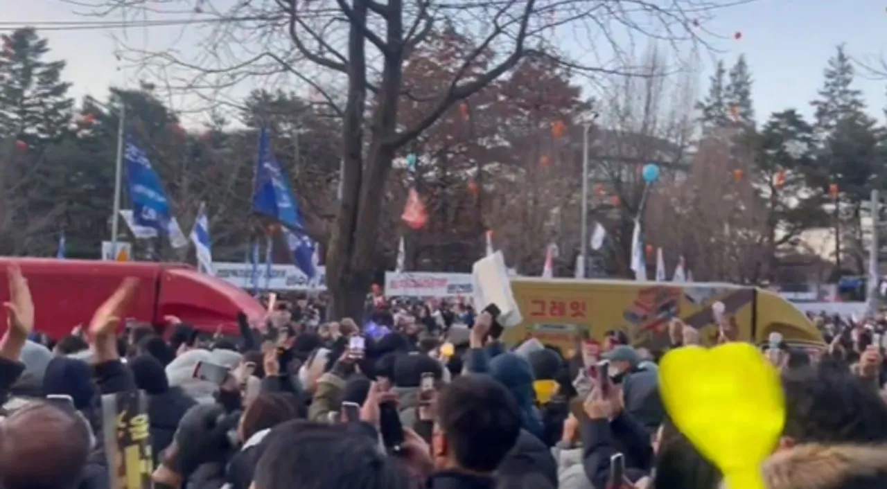  South Koreans cheer as lawmakers booted President Yoon out Photograph:(X) 