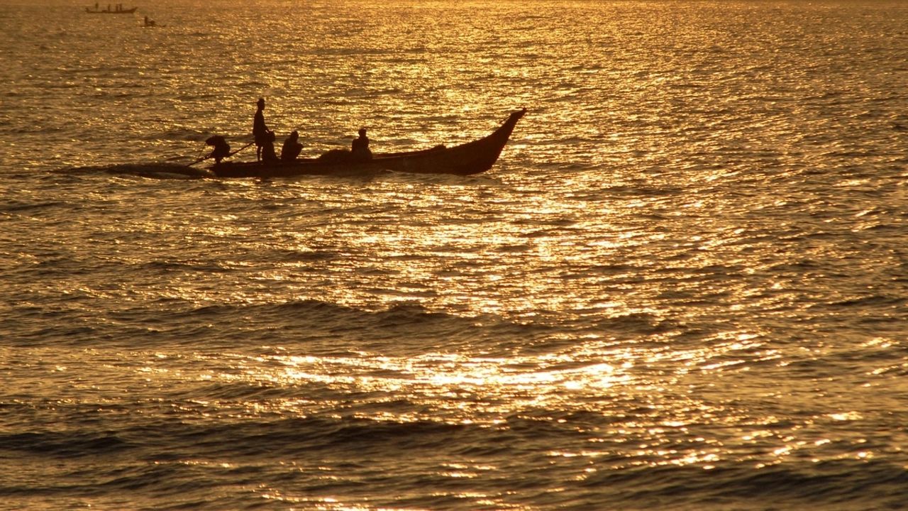 Tragedy Strikes: Four Fishermen Found Dead After Boat Capsizes near Thatta