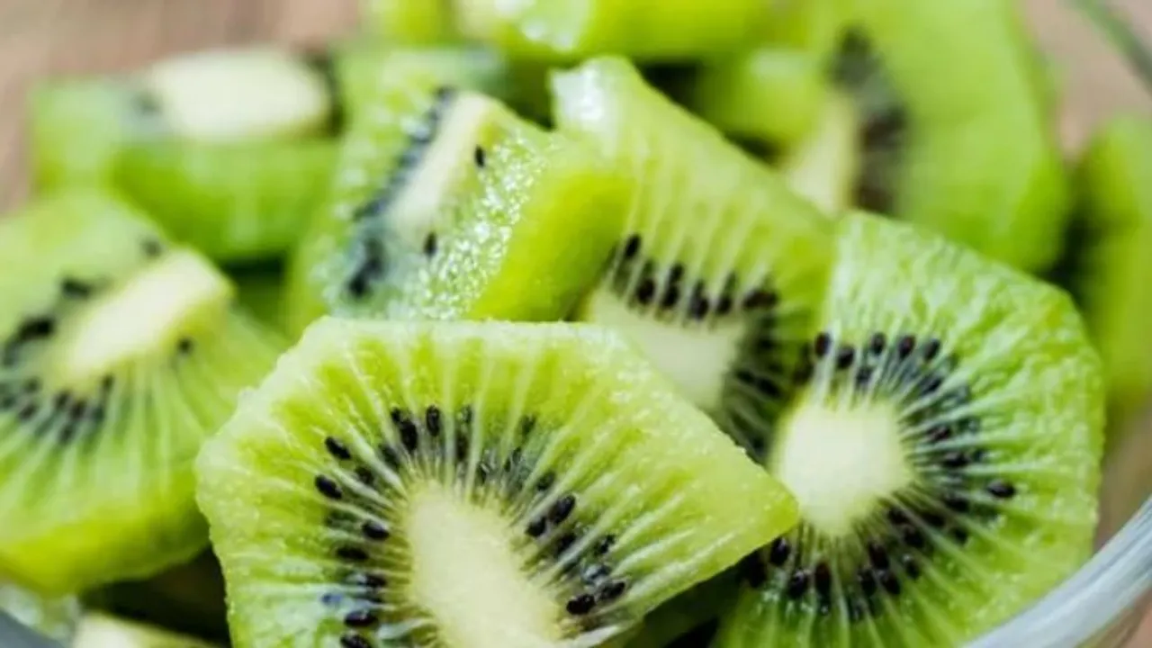Kiwi Benefits For Pregnancy: प्रेगनेंसी में कीवी खाने के हैं यह फायदे