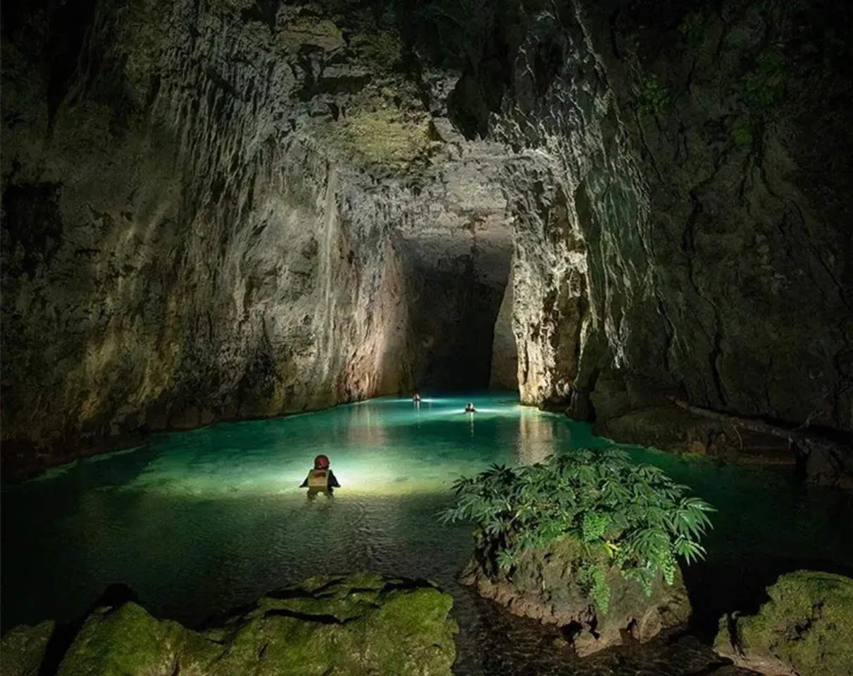 Krem Chympe: The river cave with natural dams and underground lakes