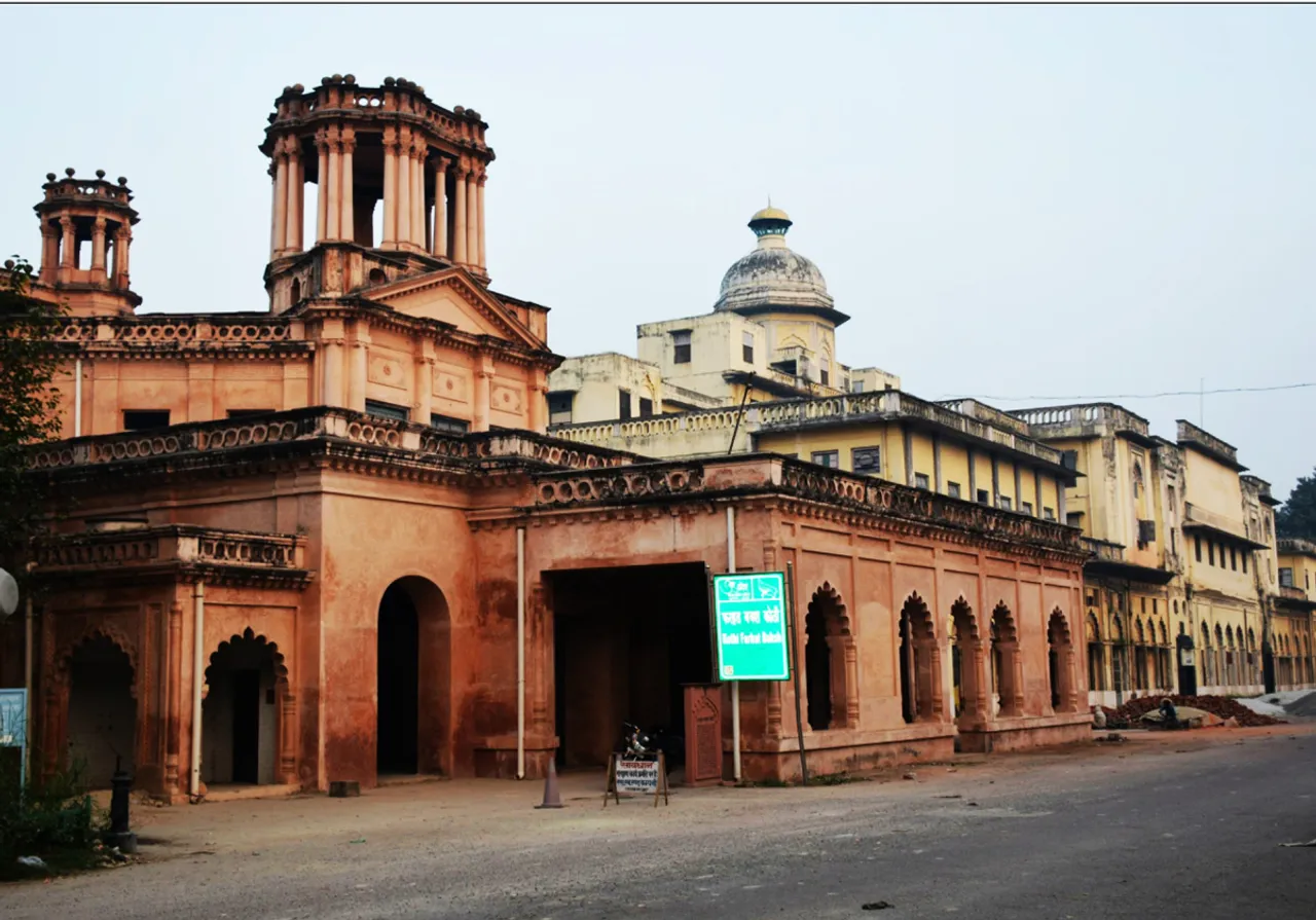 Kothi Farhat Bakhsh on the banks of Gomti River was completed in 1781