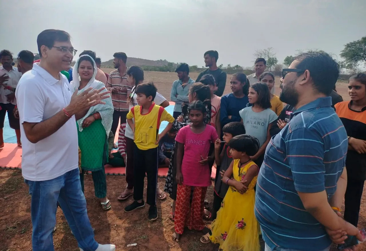 IPS officer Dr Veerendra Mishra interacting with children of the Bedia community. Pic: Samvedna