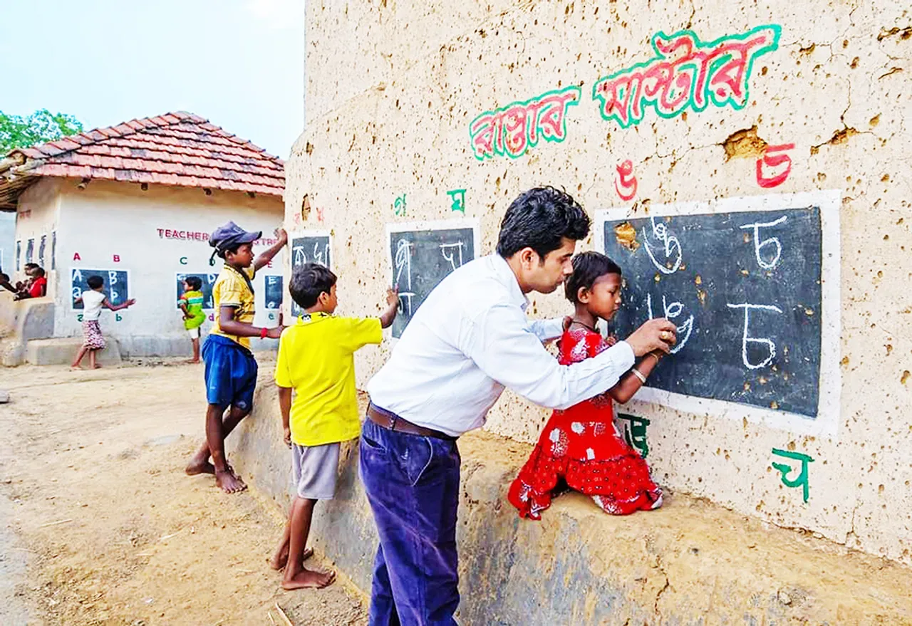 Deep Narayan Nayak teaching in his open-air classroom. Pic: Courtesy Deep Narayan Nayak