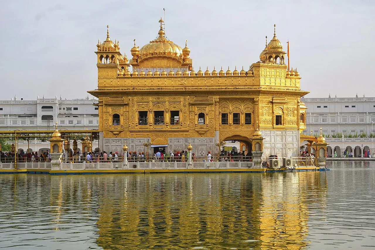 The_Golden_Temple_of_Amrithsar_7.jpg