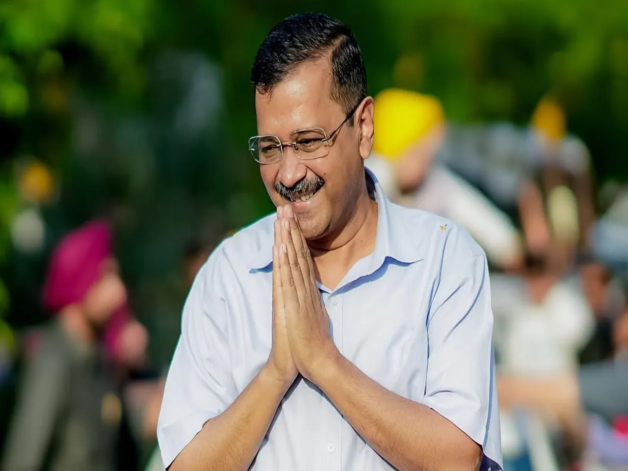 'ম্যায় ভি কেজরিওয়াল'! মেট্রো স্টেশনে কাগজ বিলি করছে AAP