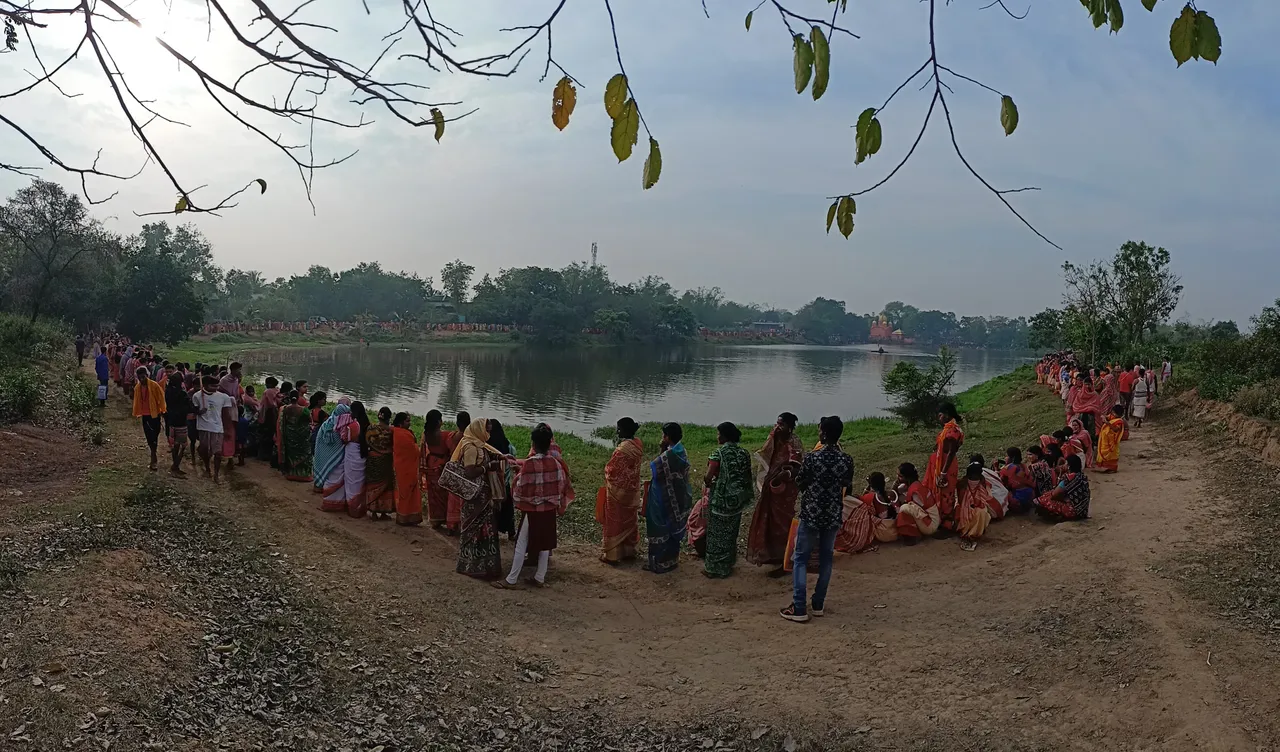 নীল ষষ্ঠী উপলক্ষ্যে ভক্তদের ঢল নেমেছে ঝাড়েশ্বর মন্দিরে