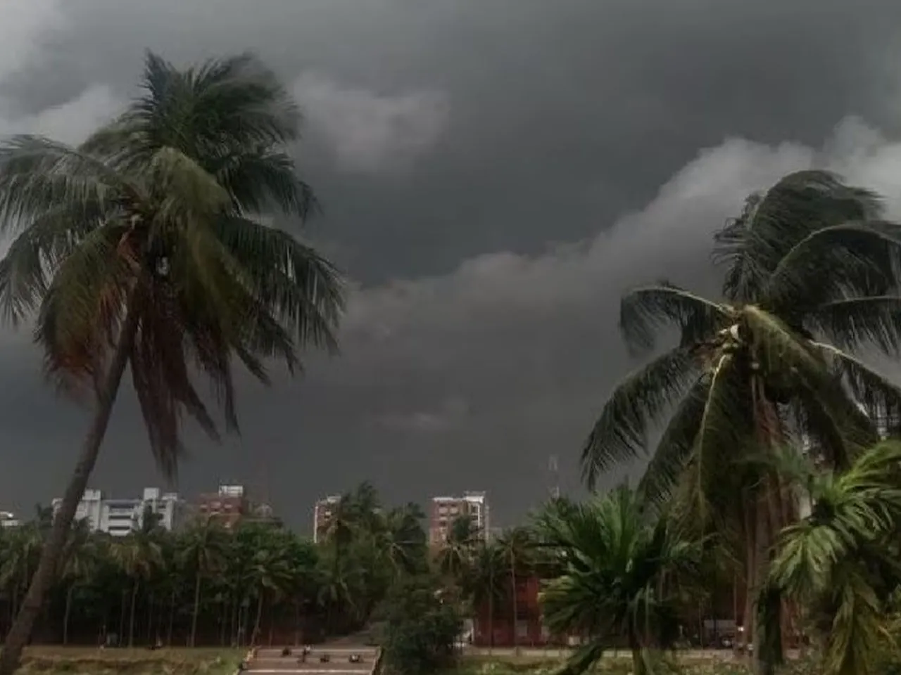 তীব্র তাপপ্রবাহ, নাজেহাল রাজ্যবাসী, কবে দেখা মিলবে কালবৈশাখীর?