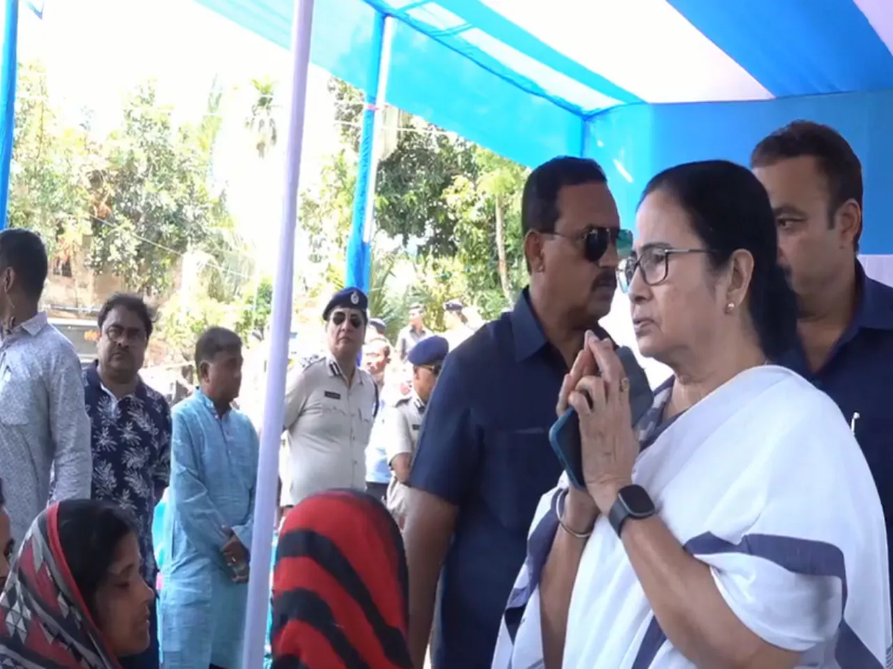 খাদিকুলে মমতা বন্দ্যোপাধ্যায়