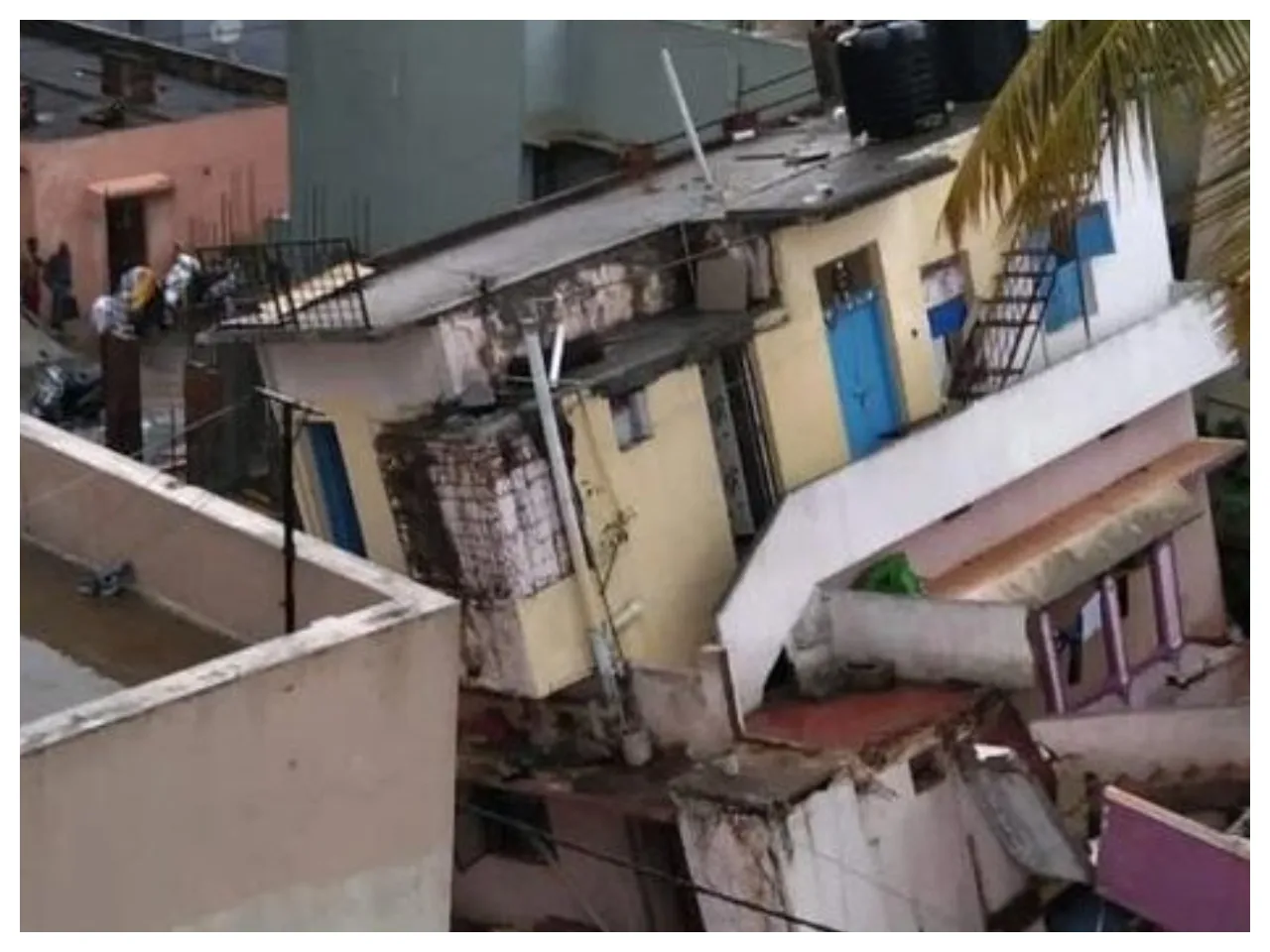 Bengaluru : প্রবল বৃষ্টিতে শহরে ভেঙে পড়ল বাড়ি