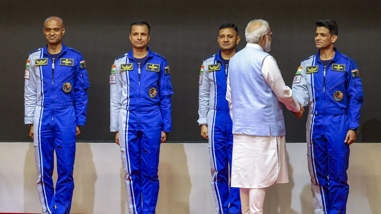 Narendra-Modi-with-astronauts-designate.webp