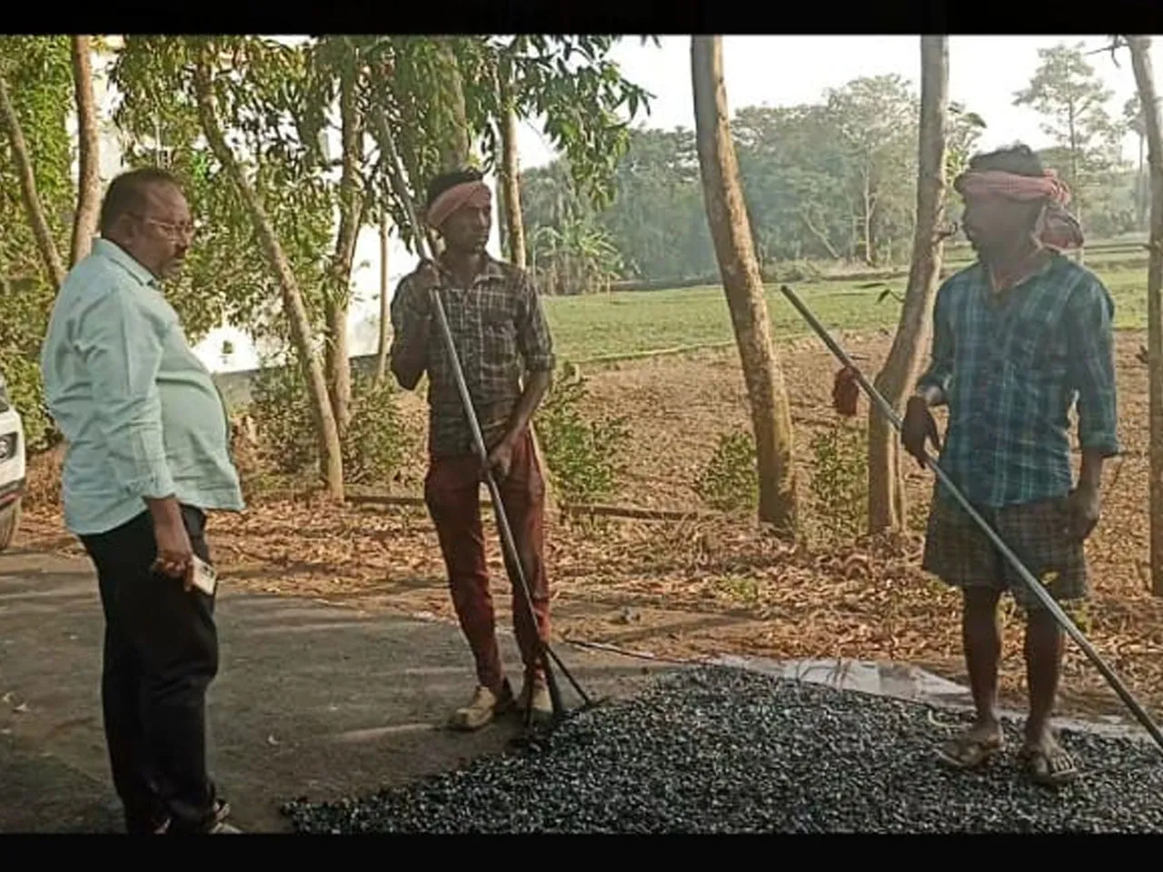 রাস্তার নিম্ন মানের কাজে ক্ষুব্ধ পূর্ত কর্মাধ্যক্ষ