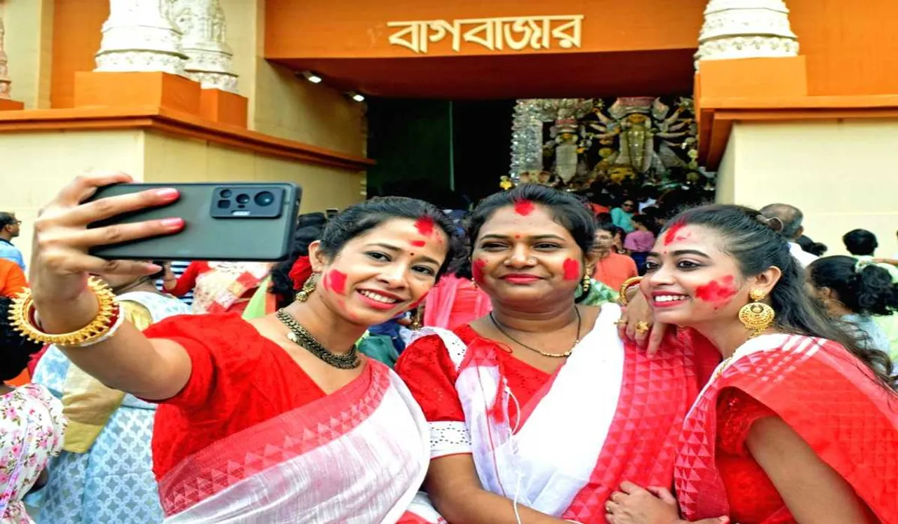 married-women-click-a-selfie-during-sindoor-khela-1453044.jpg