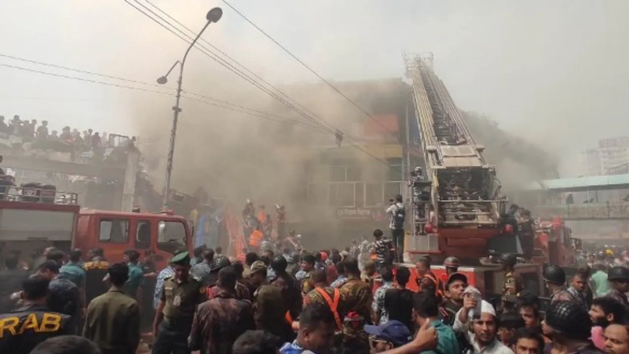 Bangladesh Shopping Complex Fire: ছয় ঘণ্টা পার নেভেনি আগুন
