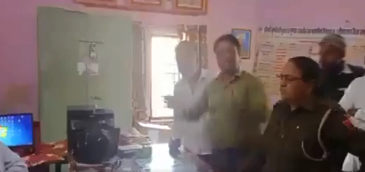 Viral Video: শুধুমাত্র হিজাব পরবে স্কুলে! অভিভাবকের হুমকি স্কুল প্রশাসনকে