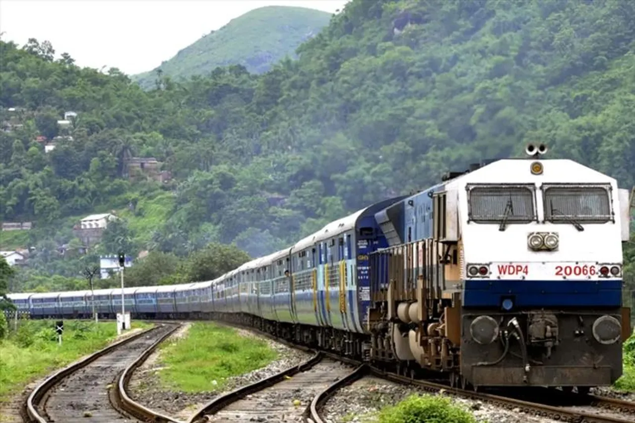 দুর্ঘটনার ১দিন পর ট্রেন চলাচল শুরু হল