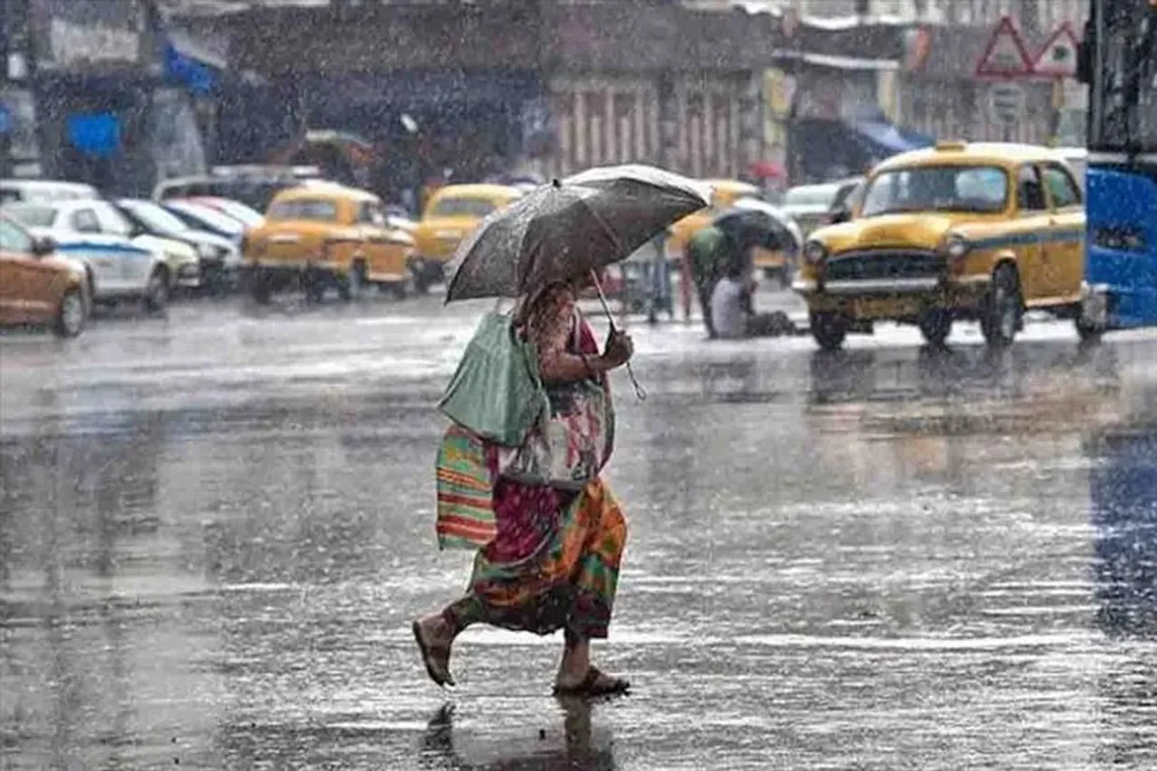 দফায় দফায় বৃষ্টিতে ভিজল কলকাতা