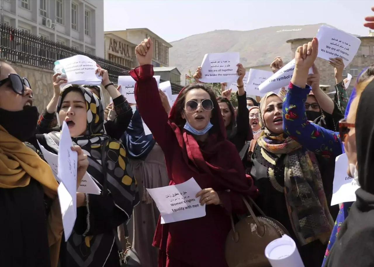 নারীদের উচ্চশিক্ষায় তালেবানের নিষেধাজ্ঞার বিরুদ্ধে আফগান নারীদের বিক্ষোভ