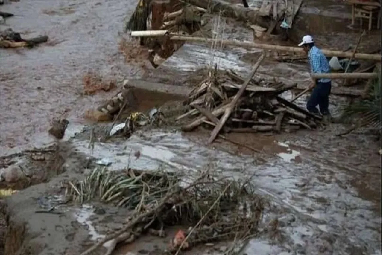 চোখের নিমেষে নামল ধস, আটকে একাধিক শ্রমিক