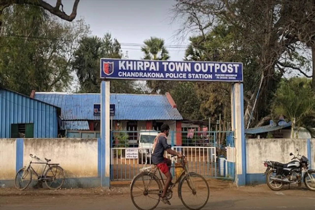 ব্যাগভর্তি সোনা সহ দুজনকে গ্রেফতার করল পুলিশ