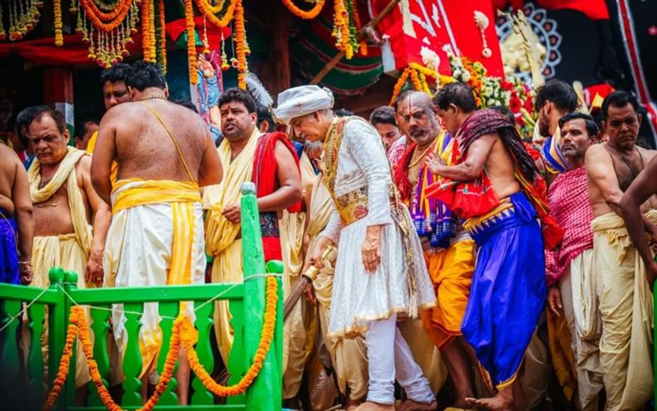 পুরীর গজপতি মহারাজ সোনার ঝাড়ু দিয়ে রাস্তা পরিষ্কার করে সূচনা করলেন রথযাত্রার