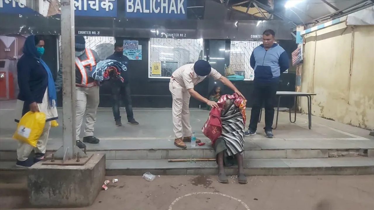 দুঃস্থদের পাশে কম্বল ও খাবার নিয়ে হাজির ডেবরা থানার পুলিশ