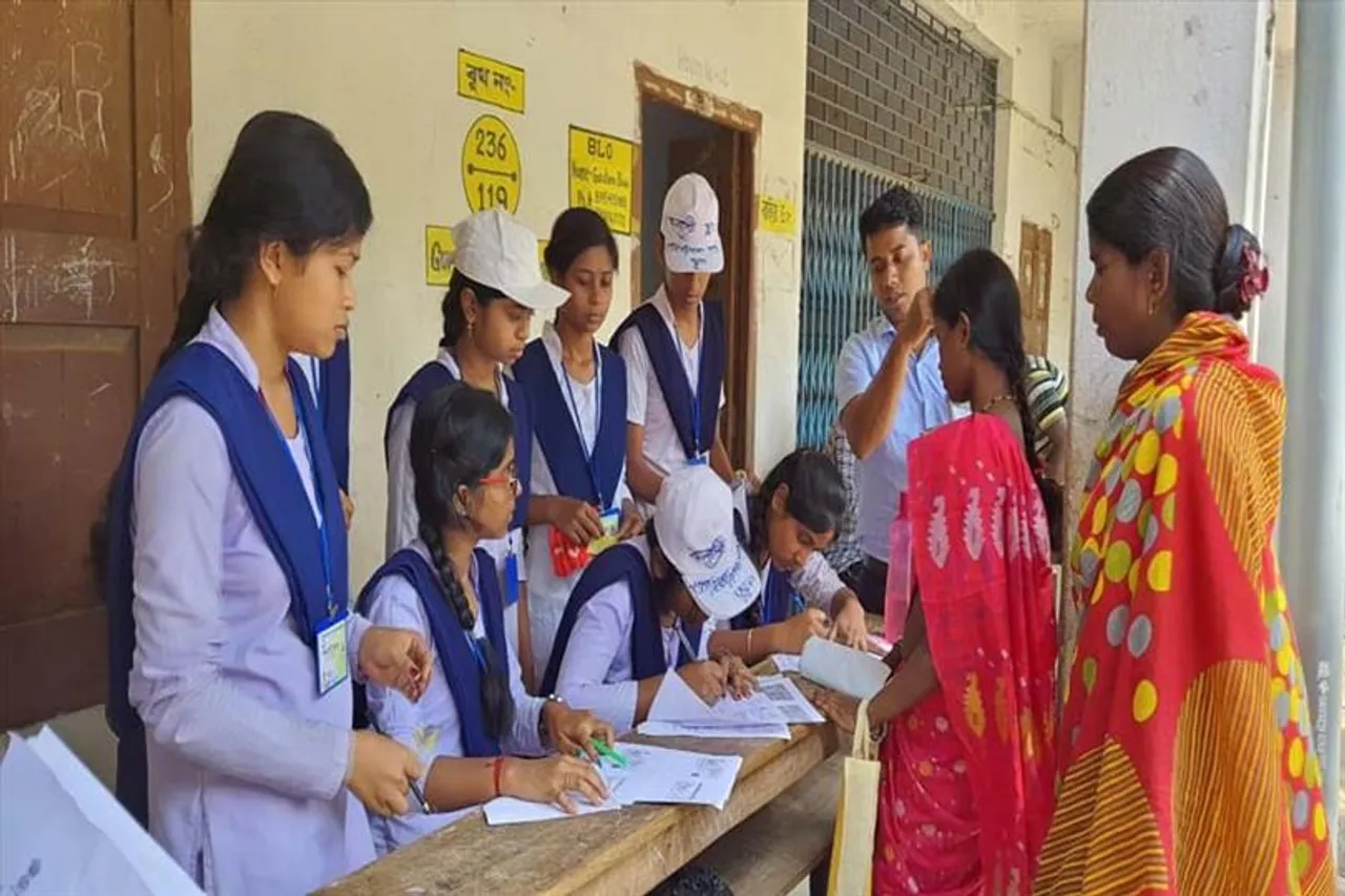 গরমের জেরে স্কুল বন্ধ থাকলেও ডাক পড়ল দুয়ারে সরকার শিবিরের সহায়তায়, বিতর্ক