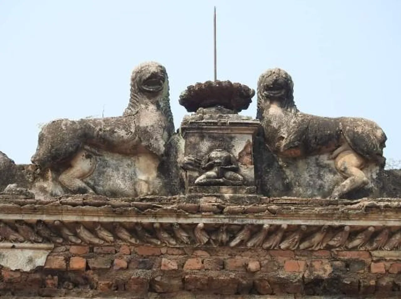 শালবনীর ঐতিহ্যবাহী জরা-জীর্ণ মন্দিরের ইতি কথা!