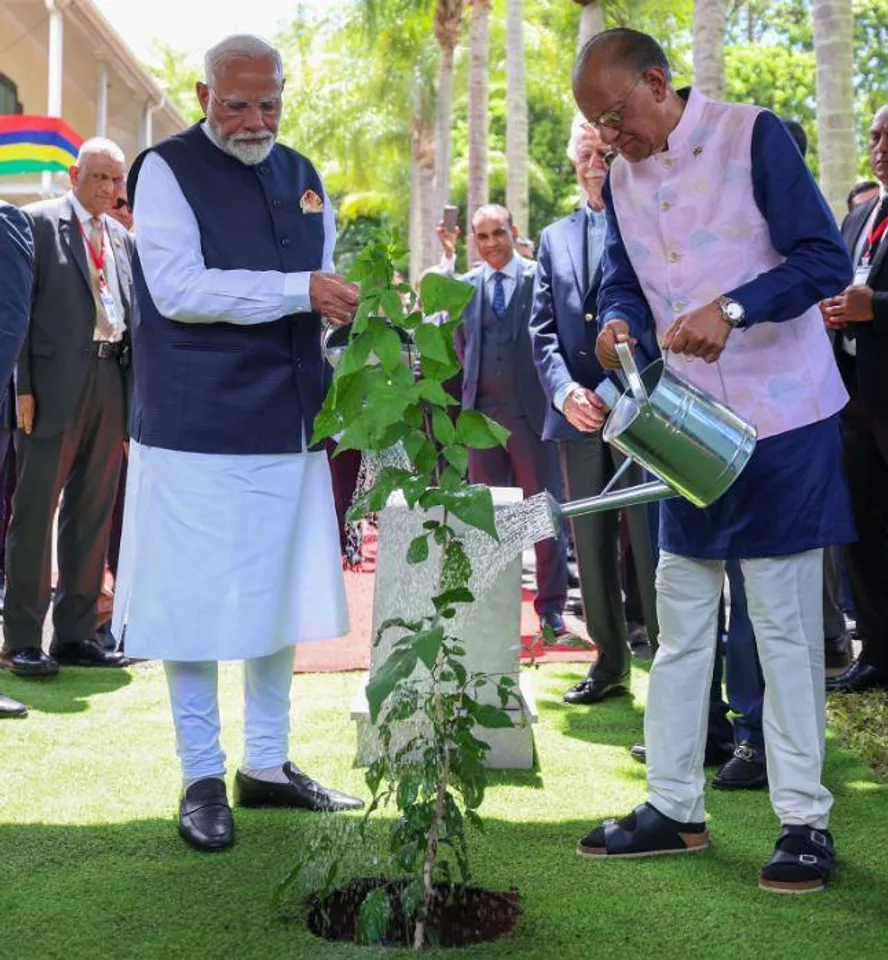 PM Modi Pays Tribute to Mauritius Leaders, Plants Tree in Their Honor
