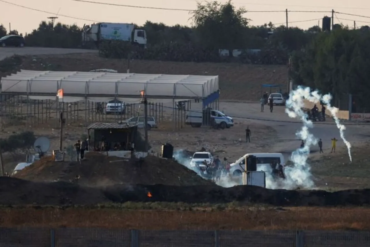 Three palestinians wounded in clashes on israel-gaza border