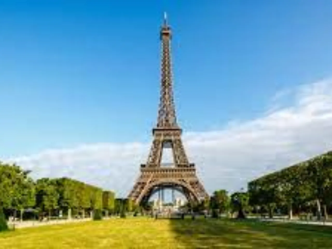 Foreign tourists were attacked by criminals in front of the Eiffel Tower